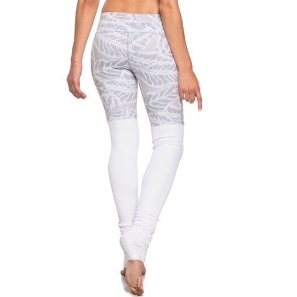 New With Tags Alo Goddess Leggings, Palm Springs Neutral / White Small